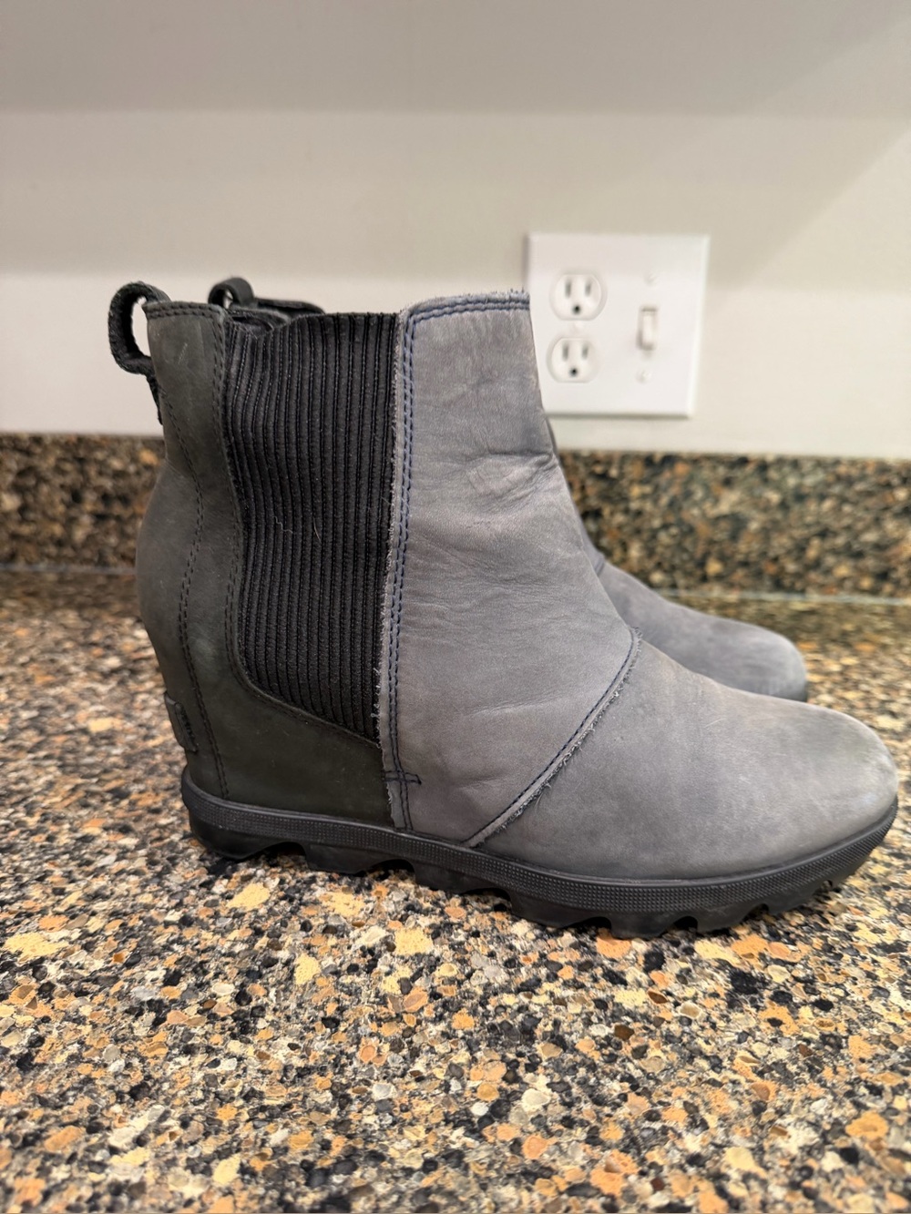 Women’s Gray sorel size 7 Chelsea Wedge Boot